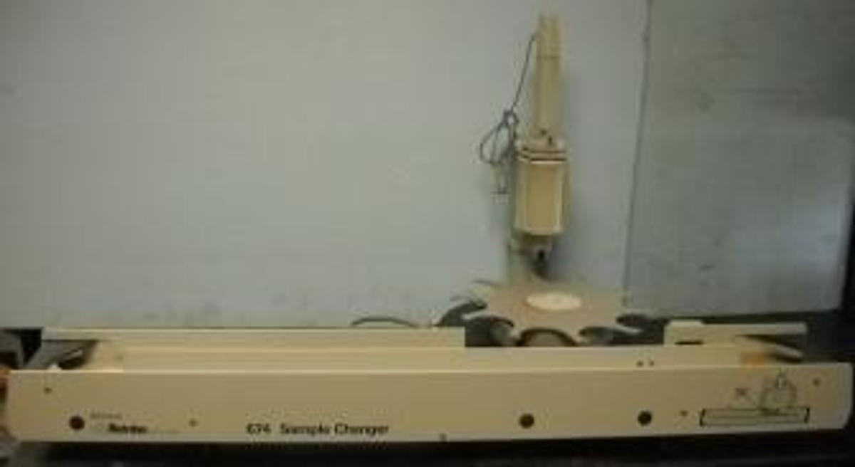 Used METROHM SWISS MADE 674 SAMPLE CHANGER TYPE 36740150 NR. 0F8 189 WITH STIRRER.