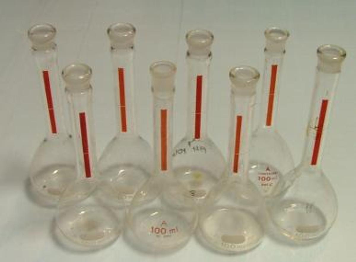 Used PYREX VOLUMETRIC FLASKS 100 ML TS 13 WITH RED INDICATOR