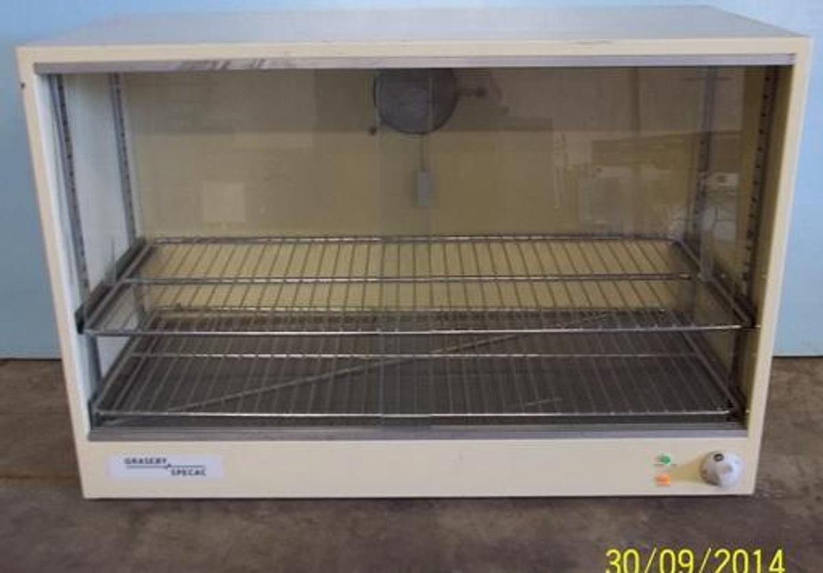 Used GRASEBY SPECAC FORCED AIR INCUBATOR PART NO: 1910-1 SERIAL: 12716 110V 50HZ 500W FRONT CONTROL SETTING: ON/OFF 1-4-FULL FRONT SLIDING GLASS DOOR TRACKS BROKEN 2-STANLESS SHELVES.