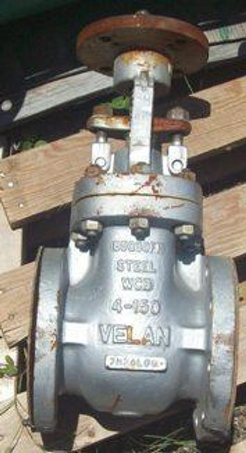 Used VELAN 4" 150 FLANGED RAISED FACE WCB GATE VALVE. VELAN 4-150 STEEL WCB 85030FF JM26L00.