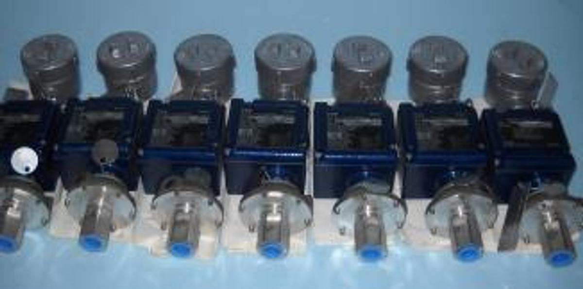 Used ITT NEO-DYN ADJUSTABLE PRESSURE SWITCH NEW MODEL 110P42CC6I INCR RANGE 10" H20 TO 100" H20 PROOF PRESS 150 PSIG MFR 98087 RS-1168-31-43-PSH-633