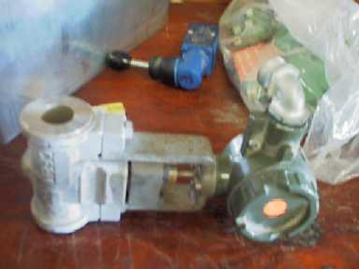 Used YOKOGAWA ELECTRIC CORP. YEW FLO VORTEX FLOW METER MODEL YE 102-NNNE1A-5353*C/FMF/SCX