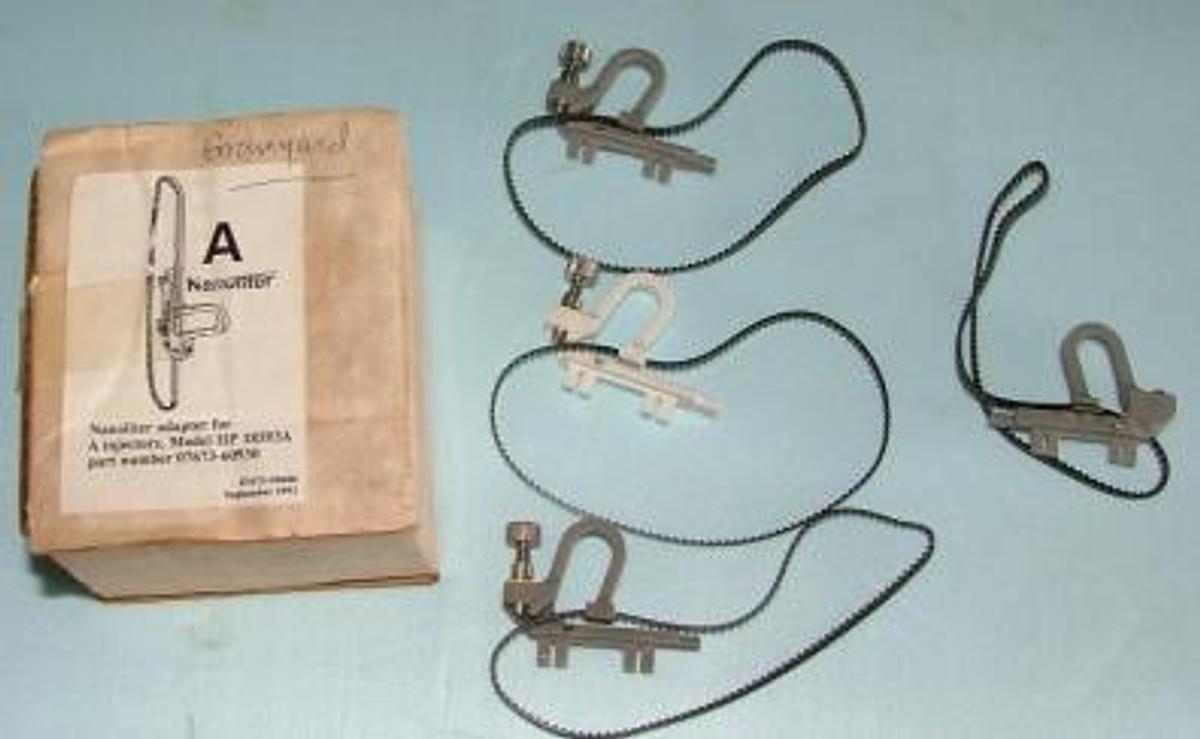 Used HEWLETT PACKARD ADAPTOR FOR A INJECTORS ONE IS NANOLITER MODEL HP 18593A P/N 07673-60930 NOTE 1 IS MISSING THUMB SCREW.