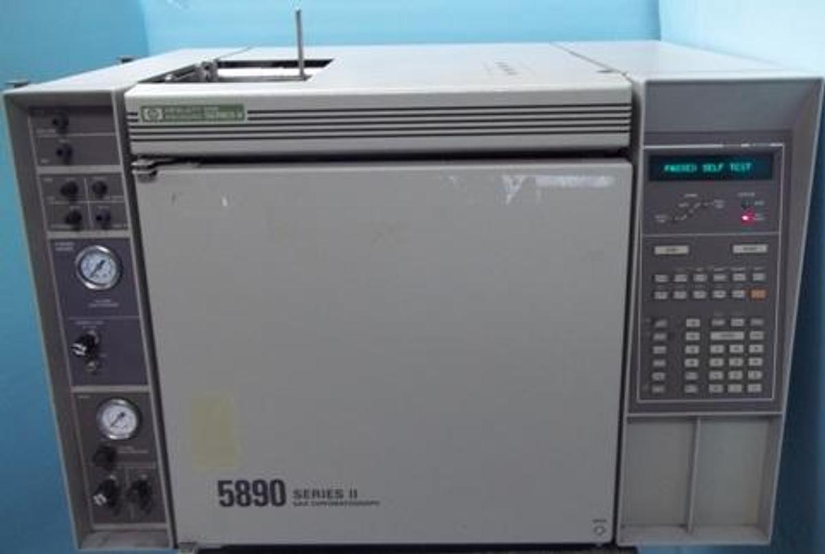 Used HEWLETT PACKARD 5890 SERIES II GAS CHROMATOGRAPH SINGLE FID (FLAME IONIZED DETECTOR) SINGLE TCD (THERMAL CONDUCTIVITY DETECTOR) SINGLE PURGED PACKED INLET AND SINGLE SPLIT SPLITLESS INLET. LINE 120V +5%-10% 47.5-63HZ