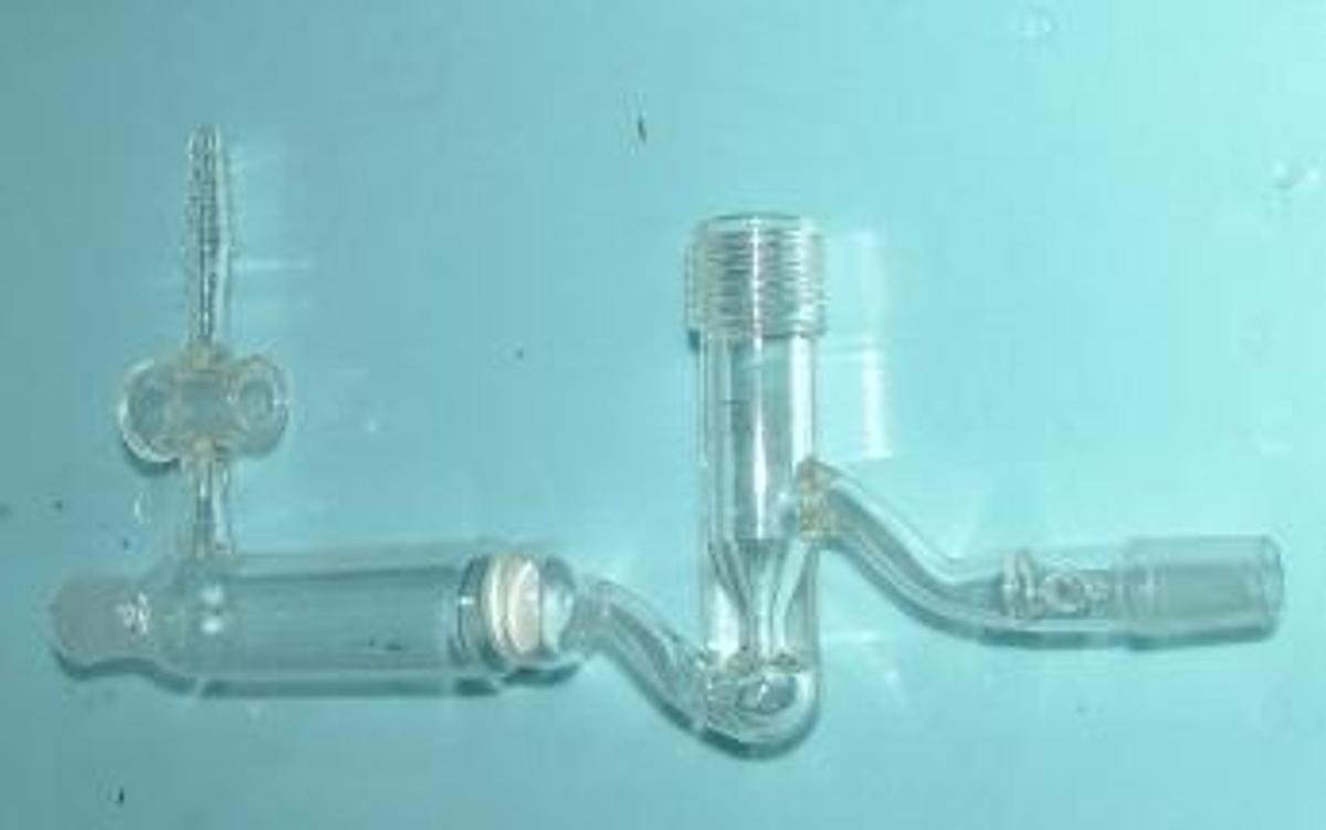 Used QTY. 1. ACE GLASS W/ 1 FEMALE TOP W/ TURN VALVE W/O GLASS VALVE W/ FILTER W/ SCREW VALVE W/O PLASTIC VALVE W/ MALE BOTTOM.