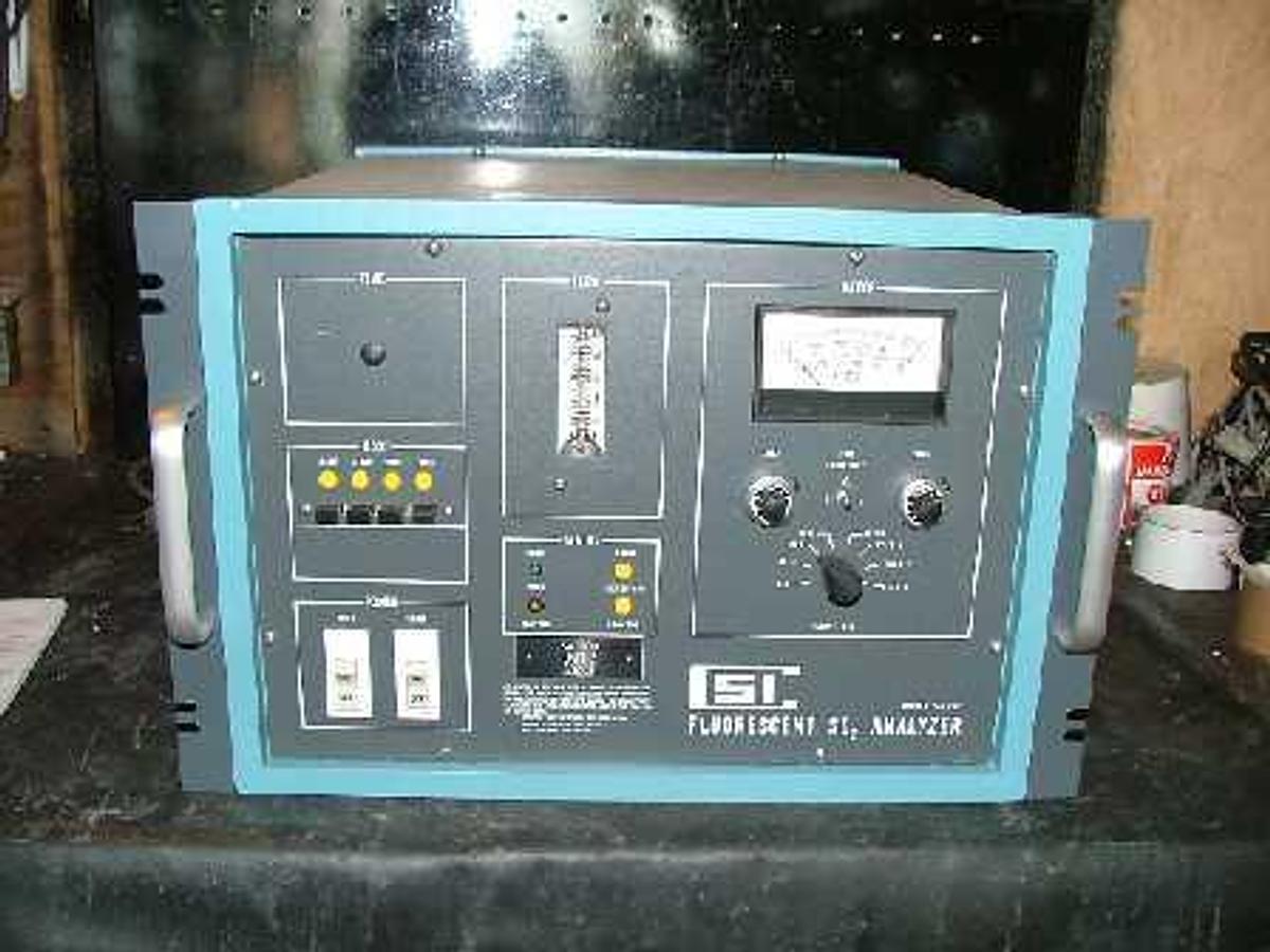 Used COLUMBIA SCIENTIFIC INDUSTRIES CSI FLUORESCENT SO2 ANALYZER
