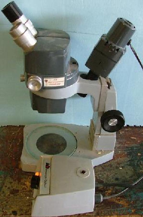 Used A.O. INSTRUMENT COMPANY MICROSCOPE MODEL: 569 .7 TO 3.0 X WITH TRANSFORMER MODEL: 365. AND LIGHT SOURCE NOTE: MISSING ONE EYE PIECE.