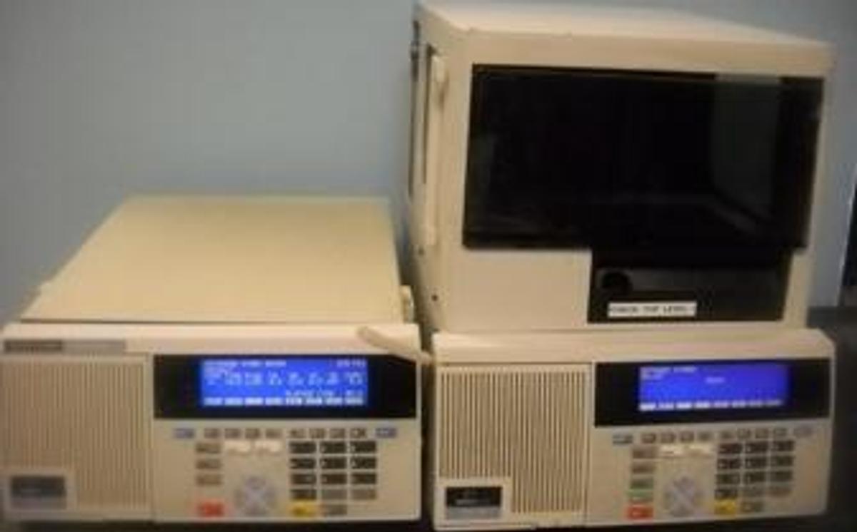 Used PERKIN ELMER LIQUID CHROMATOGRAPH SYSTEM CONSISTING OF: PERKIN ELMER SERIES 200 AUTO SAMPLER