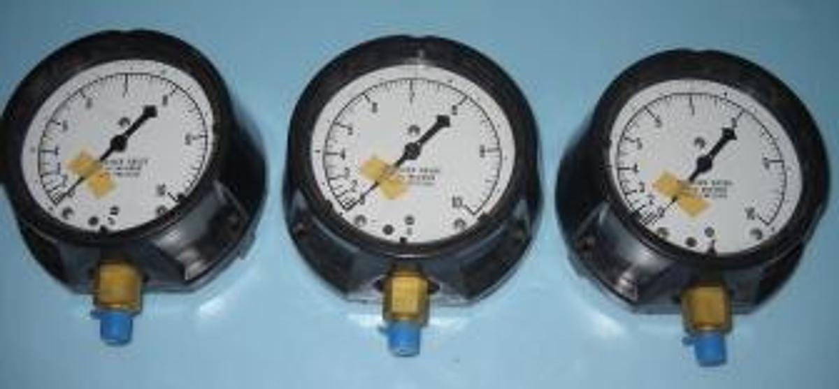 Used U.S. GAUGE RECEIVER GAUGES MAX INPUT PRESSURE 25 PSI. GAUGE READS 0-10 BRASS BOTTOM FITTING. BLACK PLASTIC HOUSING 4" DIAL. (NEW).