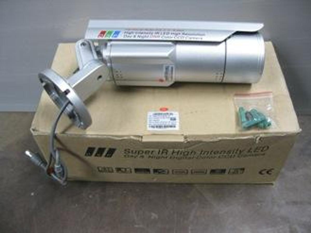 Used QTY. 1. VARIFOCAL AUTO IRIS 2.5-9 MM SUPER IR HIGH INTENSITY LED DAY AND NIGHT DNR DIGITAL COLOR CCD CAMERA