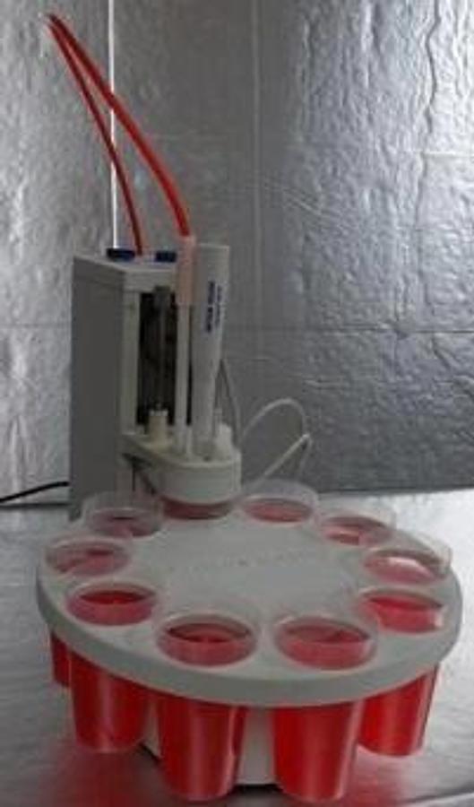 Used METTLER TOLEDO AUTO SAMPLER RONDOLINO TYPE RONDOLINO 10 CUP CAROUSEL SERIAL NO. 5127102316 FNR. 51108510 24 VDC 12VA WITH METTLER TOLEDO COMPACT STIRRER AND EXTERNAL PUMP AND 10-100 ML PLASTIC CUPS.