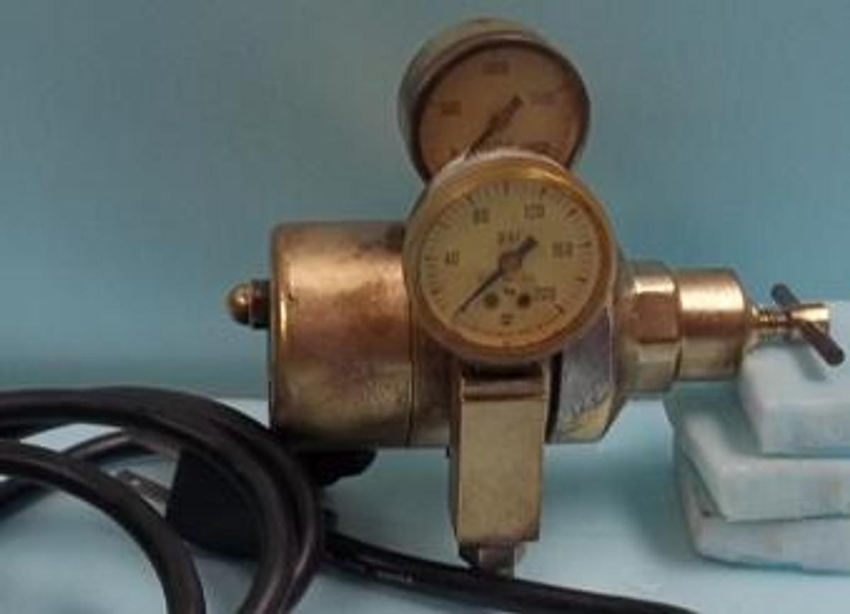 Used AIRCO NITROUS OXIDE HEATED GAS REGULATOR
