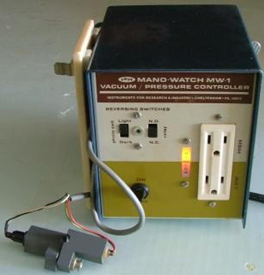 Used I2R MANOWATCH MW-1 VACUUM / PRESSURE CONTROLLER WITH PHOTOCELL.