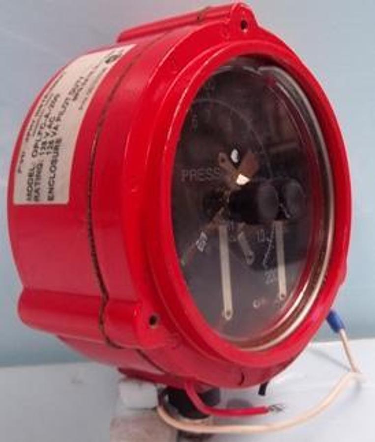 Used FW MURPHY INSTRUMENT PRESSURE SWITCH GAGE READING 0-1.3 MPA 0-200 PSI MODEL NO.: OPLFC-A-200 RATING: 125V.AC 125 VA PILOT DUTY ENCLOSURE MFG. DATE: 06-11 CHN P/N: 05701038 CSA.