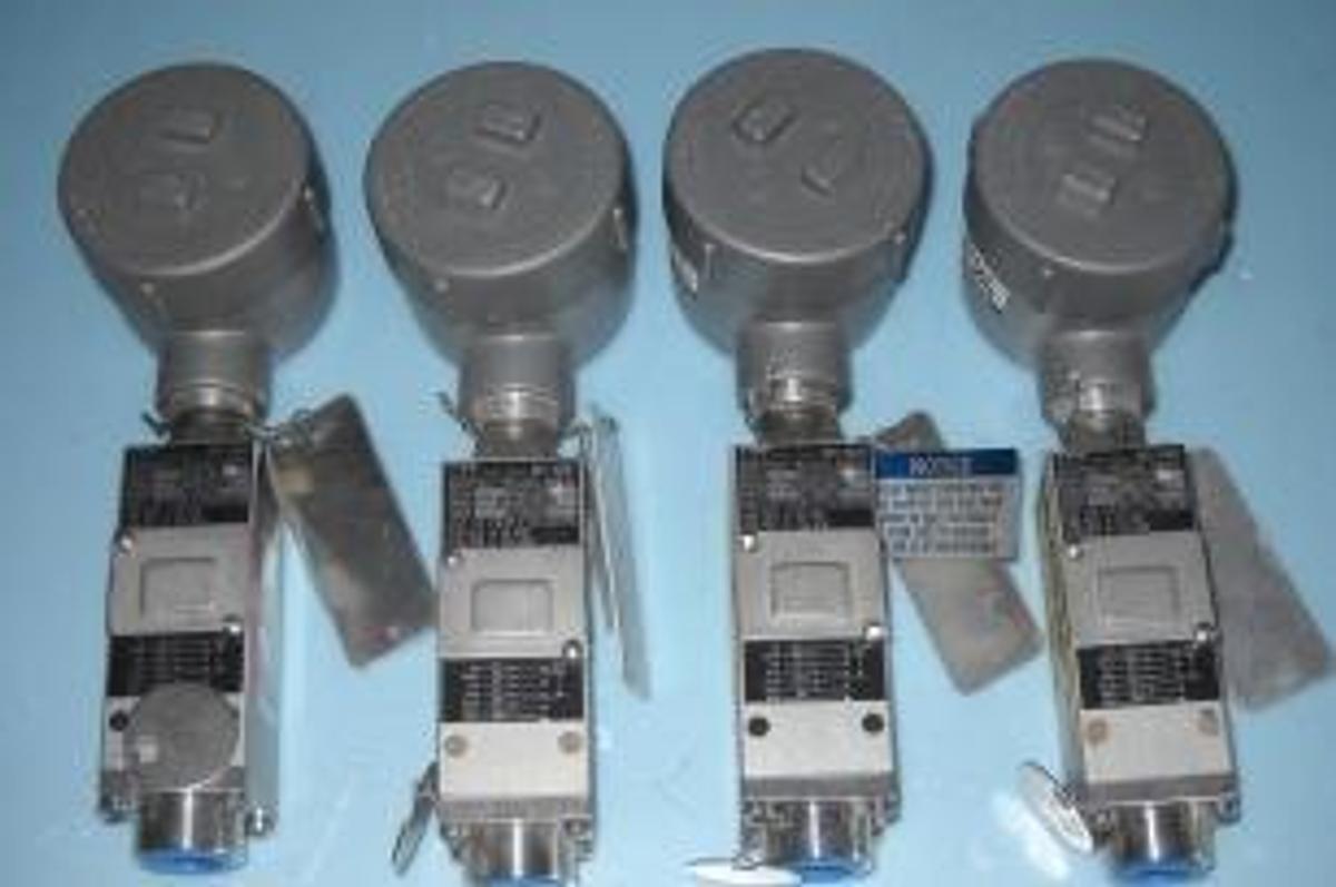 Used ITT NEO-DYN ADJUSTABLE PRESSURE SWITCH MFR 98087 *NEW MODEL # 132P49CC6 GI RANGE 20 TO 80 PSIG