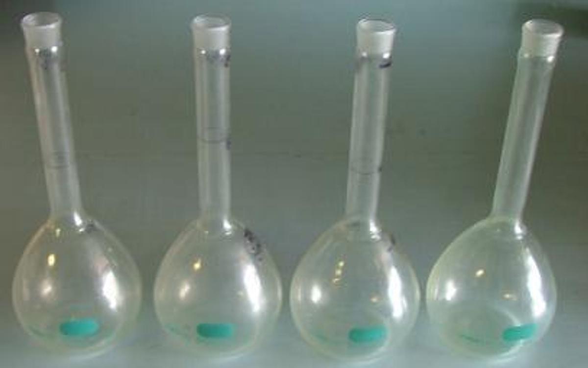 Used PYREX PLUS PROTECTIVE COATING VOLUMETRIC FLASKS A 500 ML TC 20 C TS 19 NO. 65640 "DO NOT PLACE OVER DIRECT HEAT OR FLAME; DO NOT HEAT ABOVE 110 C (230 F) WITH DRY HEAT"