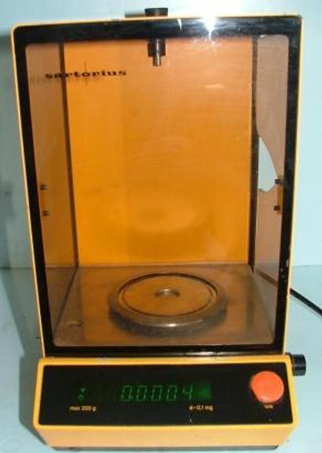 Used SARTORIUS GMBH GOTTINGEN TYPE 1602 MP8-1 FABR. NR. 3405174 AUSGERUSTET 375736 120V 50-60HZ BROKEN GLASS DOOR RIGHT SIDE.