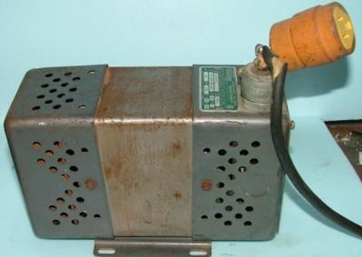 Used SOLA CONSTANT VOLTAGE TRANSFORMER CAT# 23-22-112 FP185 TYPE# CVS-1 PRV 95-130X 190-260 CYC 60 PH 1 SEC V 118 1.02 AMP P.F. %100 VA120