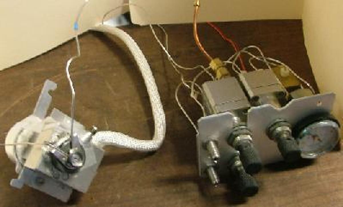 Used HEWLETT PACKARD 5890 G.C. SPLIT/SPLITLESS SETUP CONSISTING OF INJECTOR AND CONTROL BLOCK.