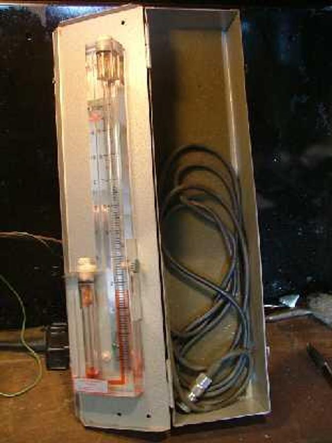 Used QTY. 1. DWYER DURABLOCK MANOMETER P/N 1917637/2485437 MAX PRESSURE 100 PSI (690KPO) MAX TEMPERATURE 150F(65C) SET IN A GRAY CASE