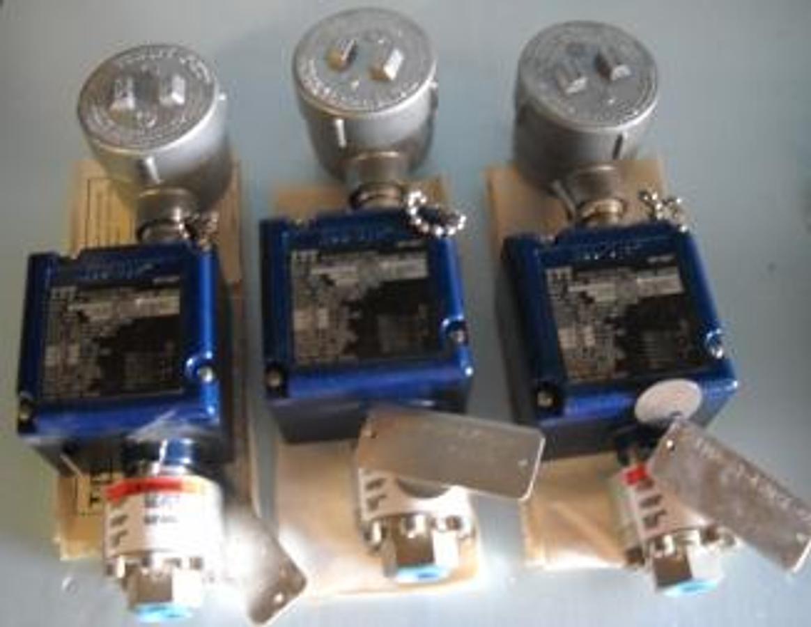 Used QTY. 3. ITT NEO-DYN ADJUSTABLE PRESSURE SWITCH MFR 98087 NEW MODEL# 100P42CC6 INCR. RANGE 15 TO 150 PSIG (103 TO 1034 KPA) PROOF PRESS 5000 PSIG (34475 KPA) .5 AMP 125VDC 11 AMP 125-250 VAC 5 AMP 28 VDC. .