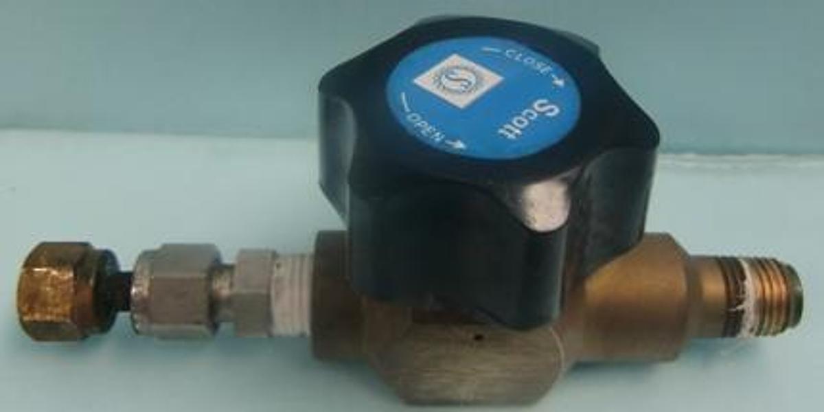 Used QTY. 1. SCOTT SPECIALTY GASES PRESSURE REGULATOR VALVE 6500 PSI MAX. INLET: 3/8" OUTLET 1/8".