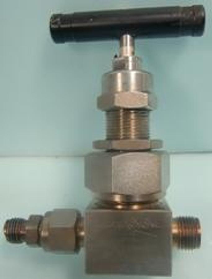 Used SWAGELOK VALVE 316 305846001 SS-UNBS6 6000 PSIG @ 100 DEG. F. SRV 3/8" INLET 3/8" OUTLET.