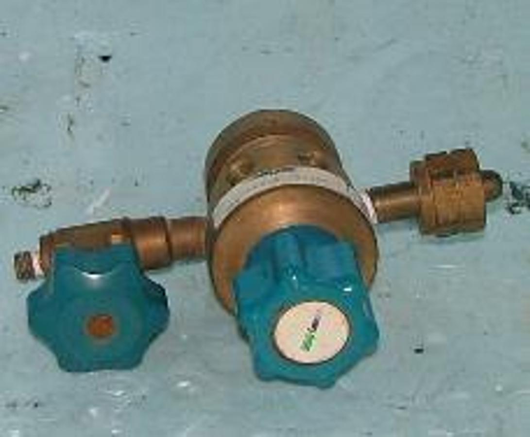Used QTY. 1. LINDE AIR GAS REGULATOR WITH OUT PUT VALVE ATTACHED. NO GAUGES. .