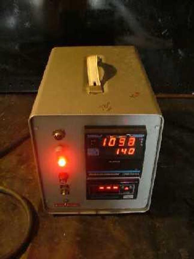 Used QTY. 1. BECKMAN DUAL CONTROLLER BOX WITH 7200 SERIES CONTROLLER AND A 500 SERIES CONTROLLER REAR OF BOX HAS 120 VOLT INPUT PLUG