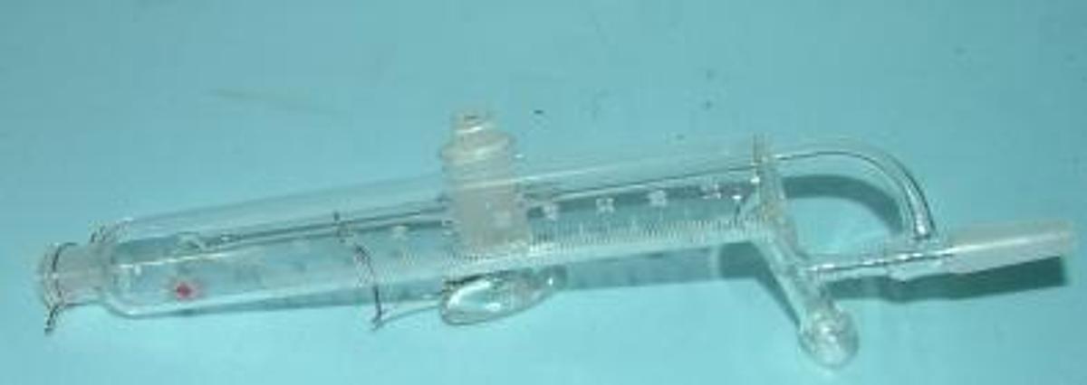 Used QTY. 1. ACE GLASS GRADUATED CYLINDER W/ 14/20 FEMALE TOP W/ GLASS VALVE W/VALVE W/ TURN SCREW VALVE W/O PLASTIC VALVE W/ 14/35 MALE END.