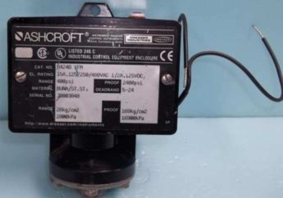 Used ASHCROFT INSTRUMENT DIVISION CONTROL INSTRUMENTS DRESSER INDUSTRIES INDUSTRIAL CONTROL ENCLOSURE CAT. NO.: 8424B XFM EL. RATING: 15A