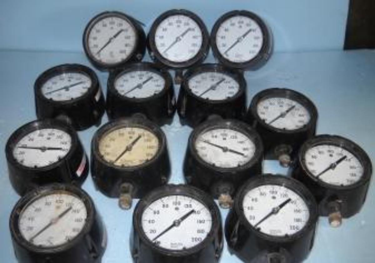 Used ASHCROFT DURA GAUGE 0-200 BRONZE TUBE BRASS SOCKET BRAZED 4" DIAL PLASTIC HOUSING.