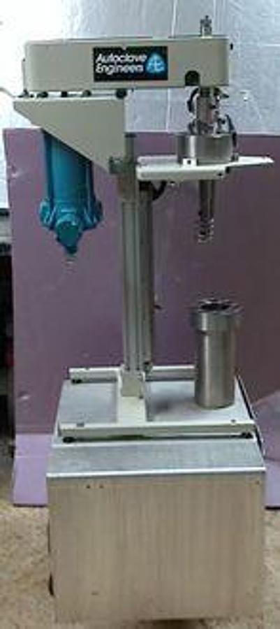 Used AUTOCLAVE ENGINEERS 1000 ML (1 LITER) HAST C 5500 PSI @ 650 DEG F. STIRRED MOTOR DRIVEN PRESSURE REACTOR WITH KOLLMORGEN MOTOR