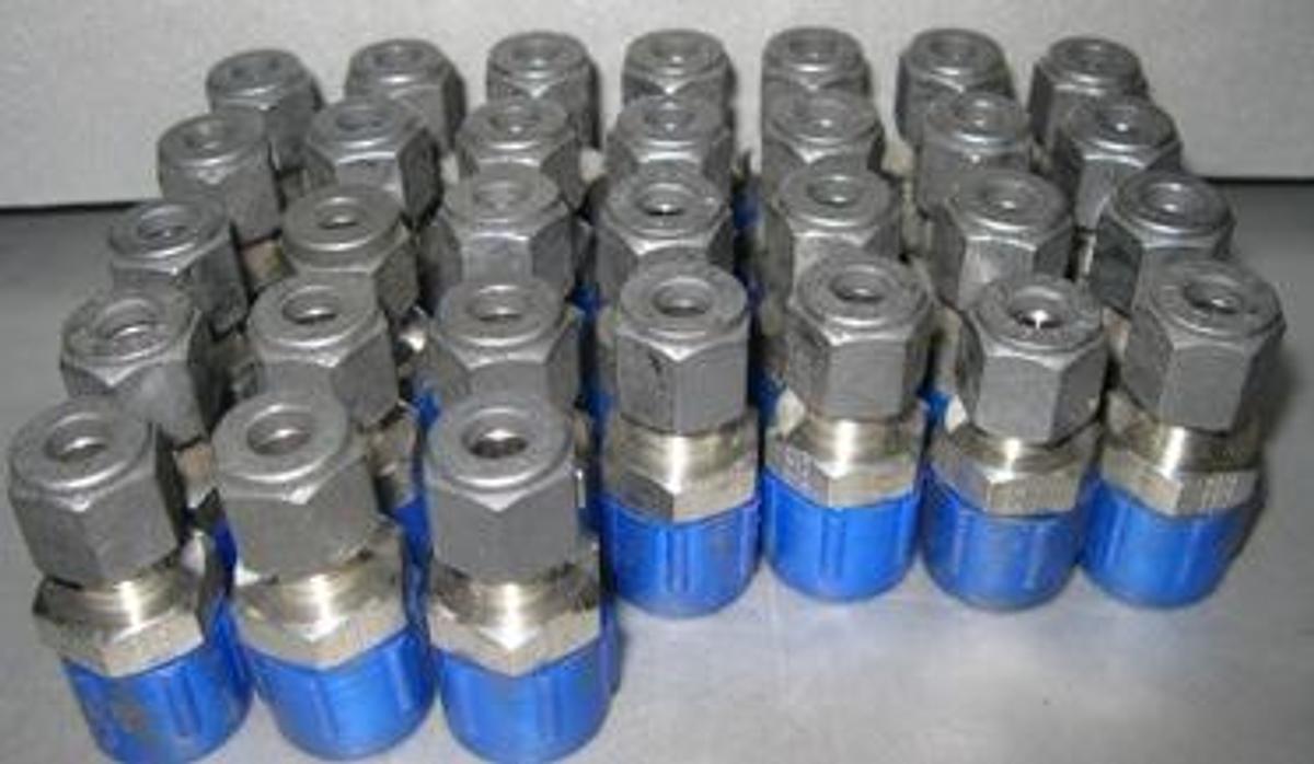 Used QTY. 31. PARKER ¼" X 3/8" 316. TUBE X MNPT. .