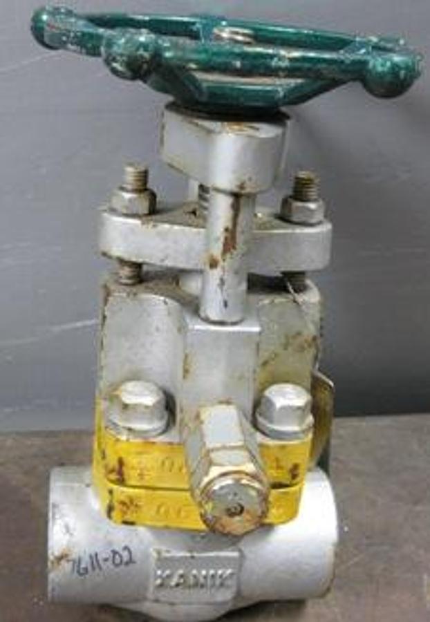Used QTY. 1. XANIK 1" 800 THREADED/SOCKET WELD LF2 GATE VALVE