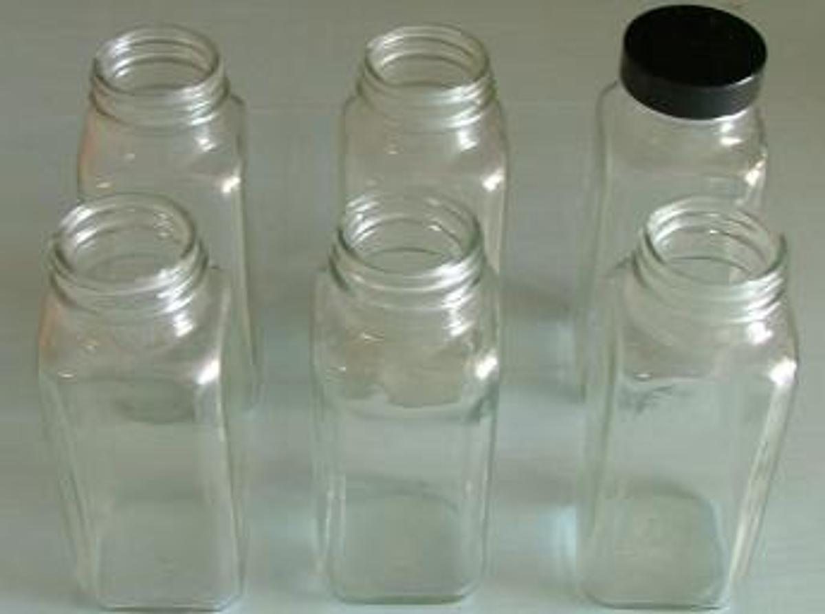 Used QTY. 6. SQUARE BOTTLES: CLEAR THREADED 250ML WITH 1 CAP