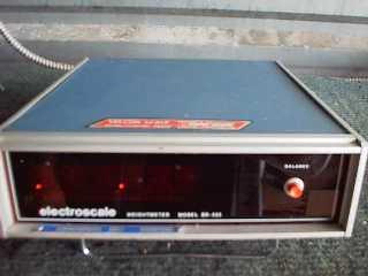 Used ELECTRO SCALE WEIGHT METER MODEL DR-525 CAP 100 POUNDS X .01 DIGITAL DISPLAY. THIS UNIT POWER UP BUT THERE IS NO WAY TO TEST IT BECAUSE THERE IS NO LOAD CELL OR BALANCE TO PLUG INTO IT) (dw327h) To see a picture of this lab equ.