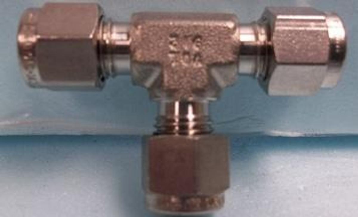 Used SWAGELOK STAINLESS STEEL 3/16" X 3/16" X 3/16" TEE FITTING 316 T0A 316 UVB 316 XUS 316 FBI.