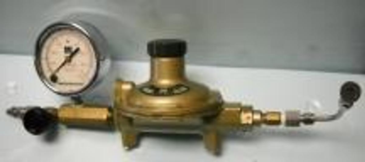 Used MATHESON GAS REGULATOR WITH GAUGE GAS REGULATOR MODEL 70