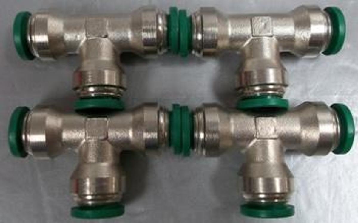 Used QTY. 4. PRESTOLOK T 3/8" TEE FITTING.