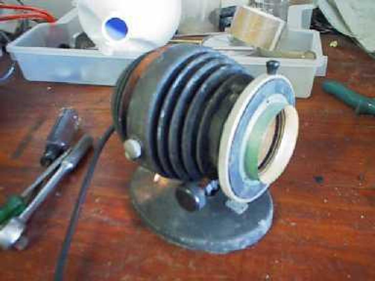 Used AO SPENCER MAGNIFYING LIGHT WITH TELESCOPING LOSE (HARD TO TELESCOPE OUT) WITH VARIABLE OPENING SHUTTER (smtha730h.jpg) To see a picture of this lab equ.