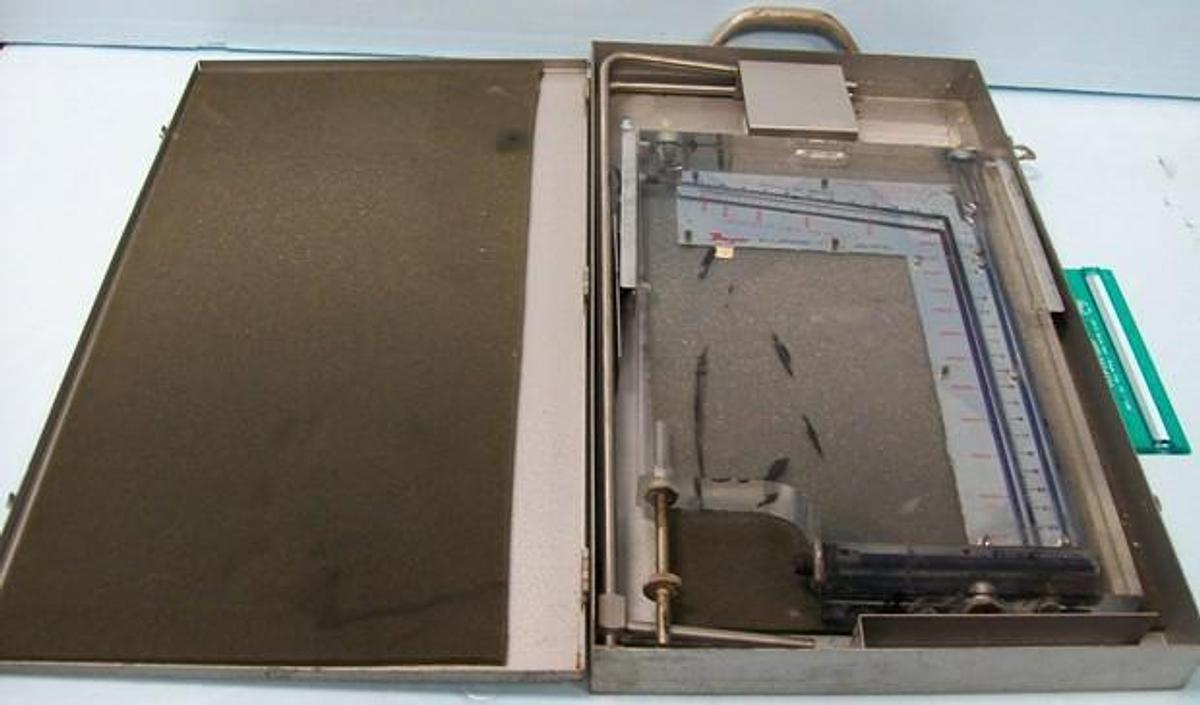 Used DWYER CONTROL GAUGES SERIES 400 AIR VELOCITY METER PAT # 1917637 MODEL # 400 CAT# 400-23 AIR VELOCITY METER