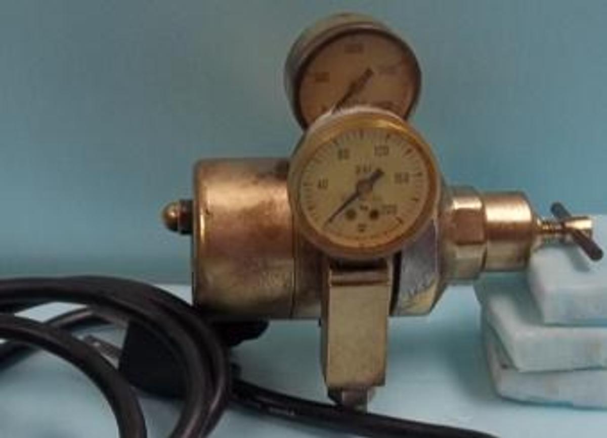 Used QTY. 1. AIRCO NITROUS OXIDE HEATED GAS REGULATOR