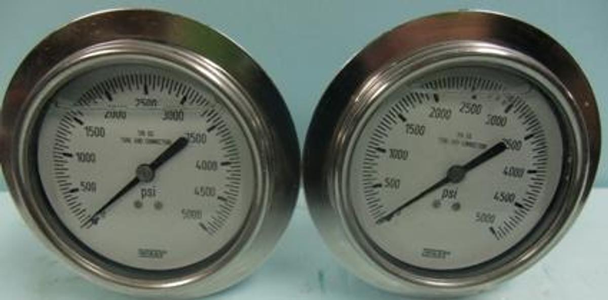 Used QTY. 2. WIKAI 316 TUBE AND CONNECTION GLYCERIN FILLED PRESSURE GAUGE READING 0-5000 PSI.