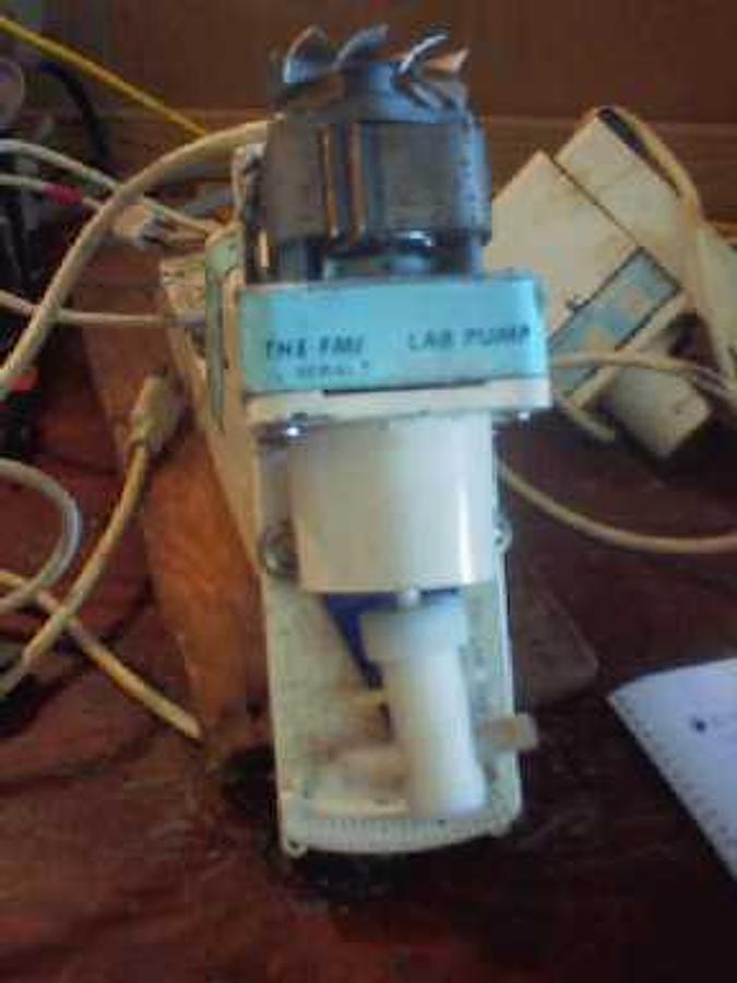 Used FLUID METERING INC. LAB PUMP