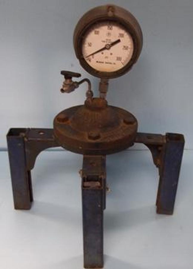 Used MILTON ROY ACCUROY PNEUMATIC PRESSURE REGULATOR CAT#: 5421-121-104 GAUGE: 250 PSIG MAX 165 F?MAX.