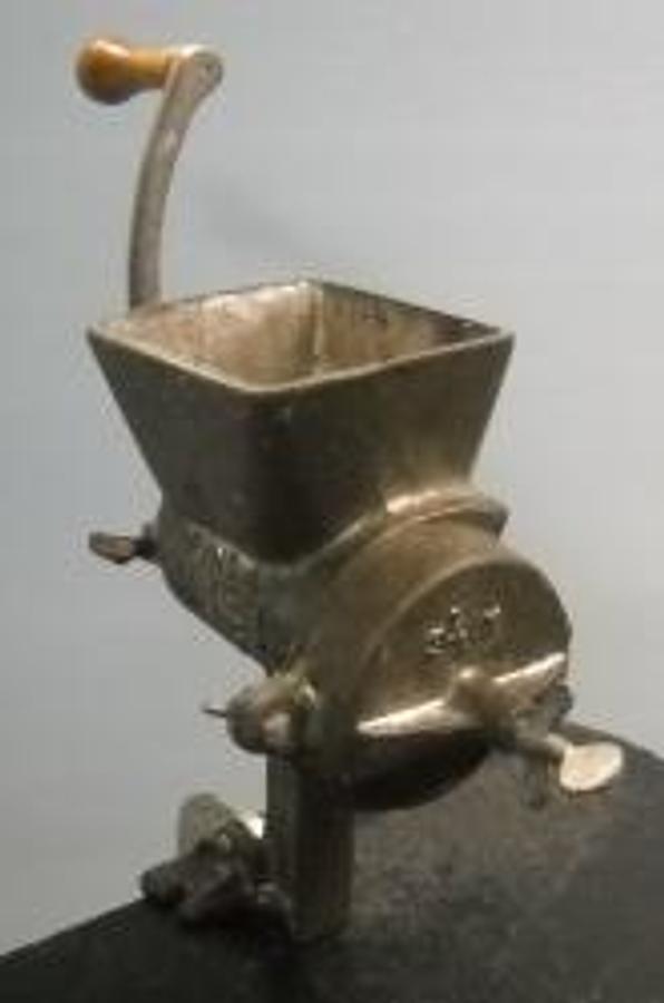 Used STRAUB CO. QUAKER CITY HALL. PHILADELPHIA TABLE EDGE MOUNT HAND CRANK GRINDER NO 4.. 3 1/2X METAL. F.