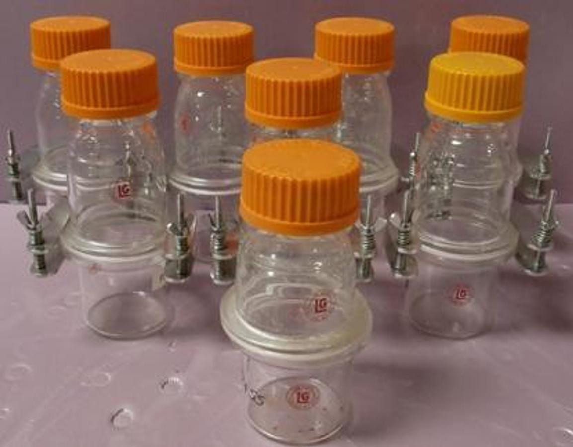 Used 250ML SPLIT LAB GLASS JARS WITH ORANGE SCREW ON CAPS PYREX MAX TEMPERATURE 140°C AND JAR CLAMPS. FOR COLUMBUS INSTRUMENTS.