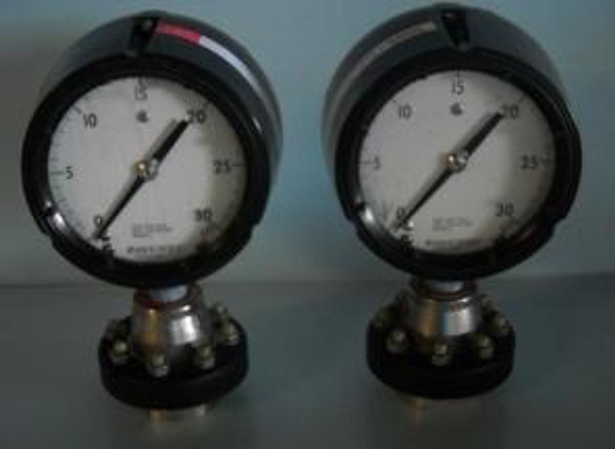 Used QTY. 2. ASHCROFT DIAPHRAGM GAUGE 0-30 PSI AISI 316 SOCKET WELDED TYPE 100. BLACK PLASTIC HOUSING 4" DIAL. (NEW).