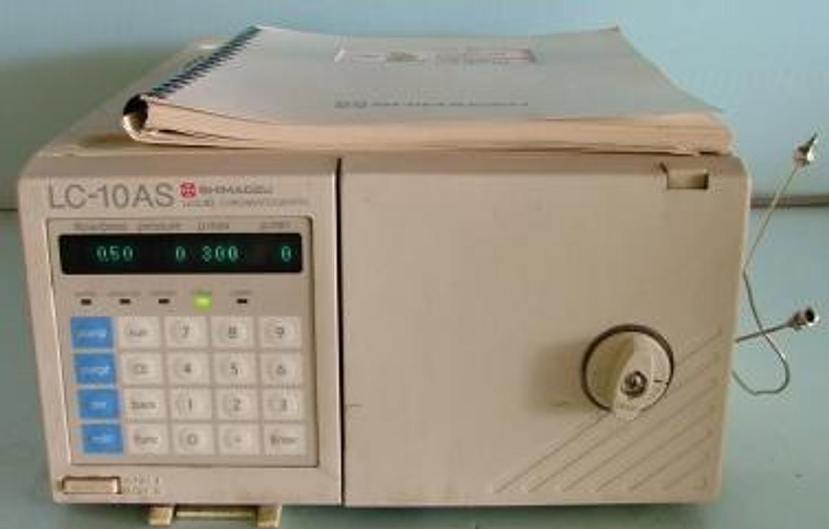 Used SHIMADZU: SOLVENT DELIVERY UNIT LIQUID CHROMATOGRAPH MODEL LC-10AS